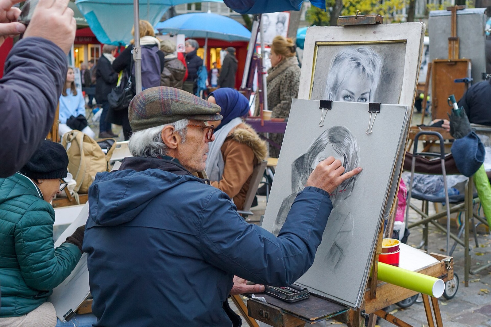 A painter at work on the Place du Tertre